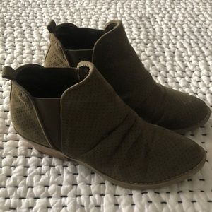 REPORT ruched olive ankle boots